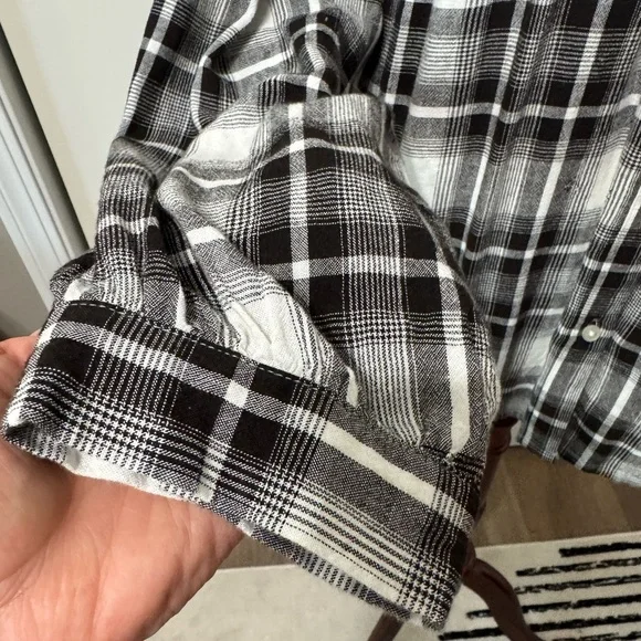 LOFT EUC❤️ Black and White Plaid Relaxed Buttoned Blouse with detailed neck - Picture 4 of 10